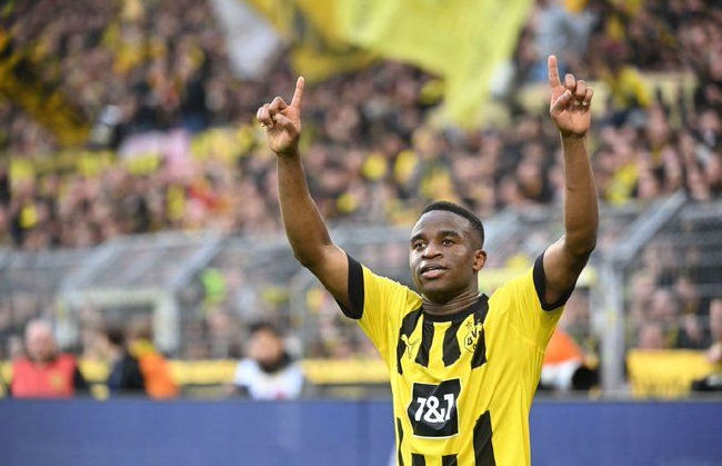  多特蒙德青训小将梅开二度惊艳全场观众  