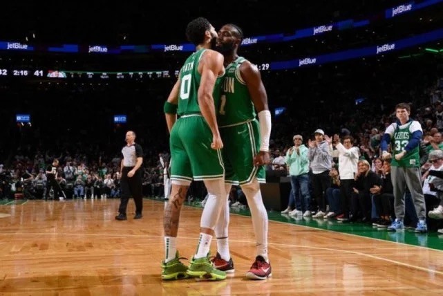  杰伦布朗末节发威绿军逆转活塞守住东部第二